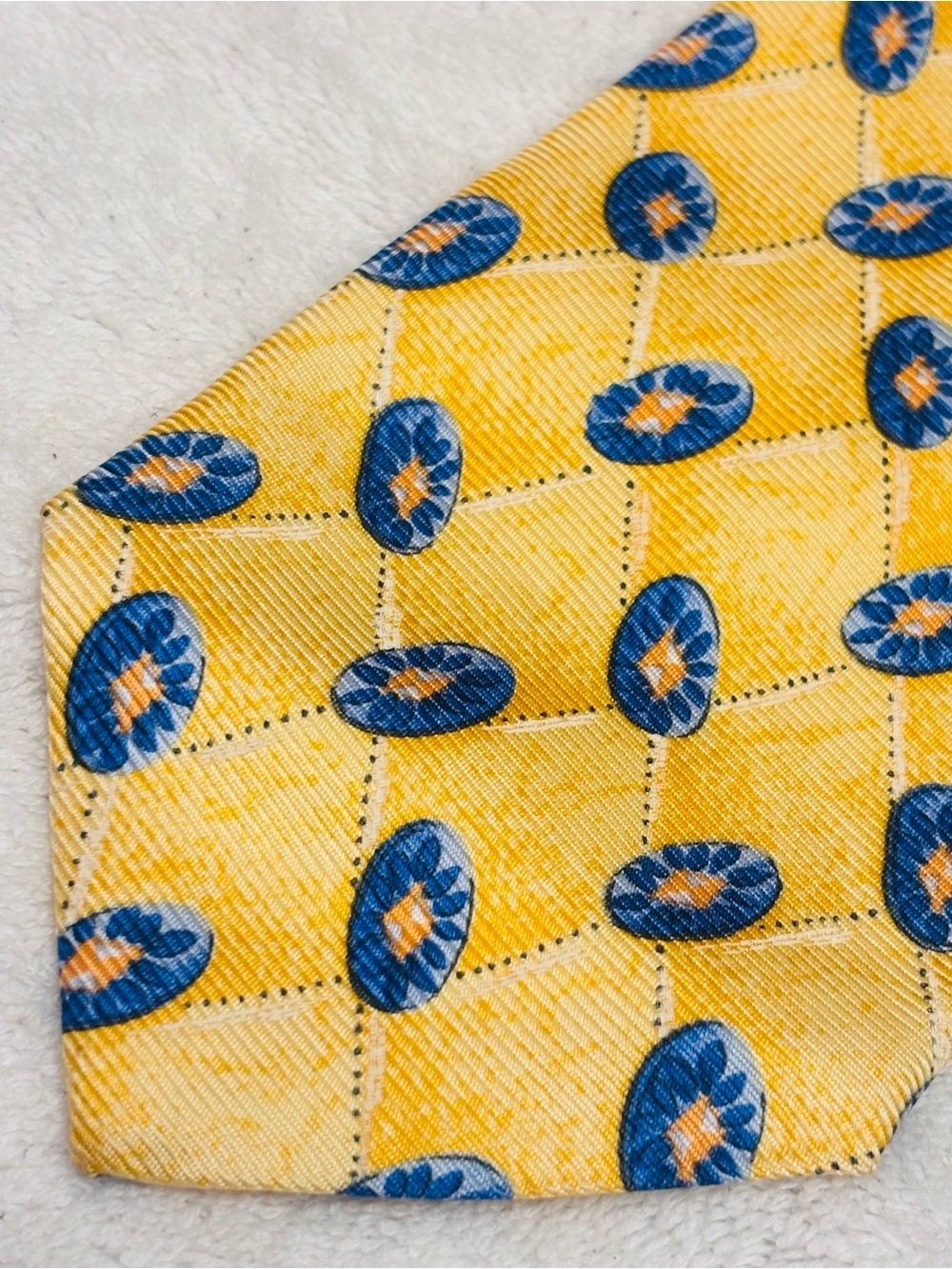 Brand New Stylish Tie By JoS A. Bank - Tie Width Is 4 Inches